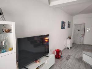 uma sala de estar com uma grande televisão de ecrã plano em Relais sul Tempio em Pozzuoli