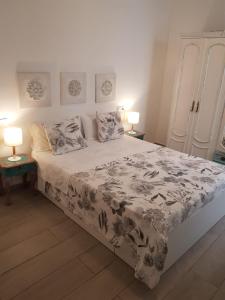 セビリアにあるAcogedor Apartamento en Triana Sevillaのベッドルーム1室(花柄のベッドカバー付きの大型ベッド1台付)