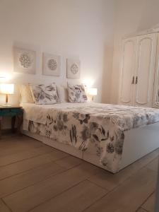 セビリアにあるAcogedor Apartamento en Triana Sevillaのベッドルーム(ランプ2つ付)の大型ベッド1台