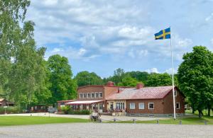 a flag on a pole in front of a building at Brevensgården in Brevens Bruk