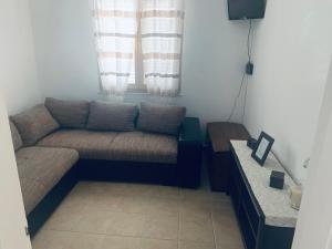 uma sala de estar com um sofá e uma janela em Jerkovic Apartment em Zuljana