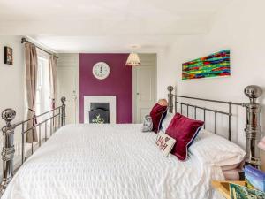 A bed or beds in a room at Juniper Cottage