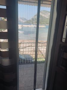 uma vista para o oceano a partir de uma janela em Jerkovic Apartment em Zuljana