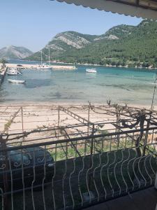 vista su una spiaggia con barche in acqua di Jerkovic Apartment a Žuljana