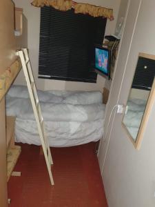 Ένα ή περισσότερα κρεβάτια σε δωμάτιο στο R and B static Caravan