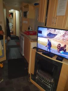 Η κουζίνα ή μικρή κουζίνα στο R and B static Caravan