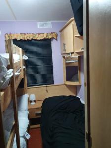 Двухъярусная кровать или двухъярусные кровати в номере R and B static Caravan