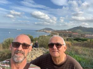 two men sitting on a hill near the ocean at BOCAL DE BAGES in Bages
