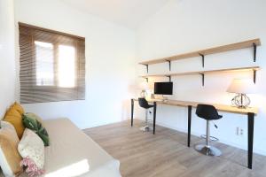 sala de estar con escritorio y sofá en Bastide Magnolia - Les dépendances, Roussillon, en Roussillon