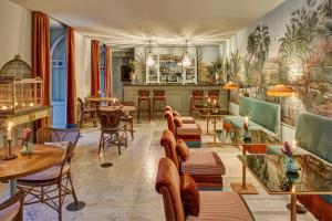 una sala con tavoli e sedie e un bar di Palazzo Vecchio Taormina a Taormina