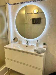 bagno con lavandino e specchio di Maison PAPAGAYO a Oyster Pond