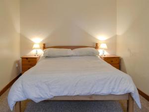 a bedroom with a large bed with two night stands at Stable Cottage 4 - Ukc3743 in Bawdeswell