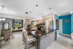 een keuken en eetkamer met een tafel en stoelen bij Palm Paradise-Seaside Home w Heated Saltwater Pool in Fort Lauderdale