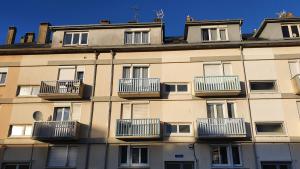 - un bâtiment avec des balcons sur le côté dans l'établissement Horizon, à Saint-Valery-en-Caux