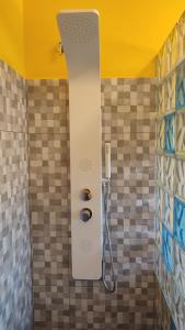 um chuveiro na casa de banho com uma parede de azulejos em B&B Casa El Corasueño em Almogía