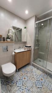 łazienka z toaletą, umywalką i prysznicem w obiekcie Studio L'élégance Place de Jaude et garage w mieście Clermont-Ferrand