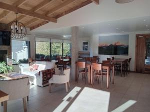 uma sala de estar com uma sala de jantar e uma mesa de jantar em Posada y Cabañas El Barranco em El Chaltén