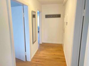 een lege kamer met een hal met een spiegel en een deur bij Citynahe 2-Zimmer Wohnung in Lübeck