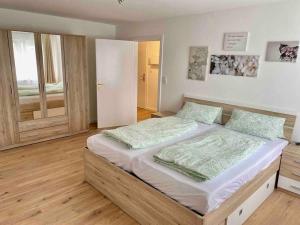 een slaapkamer met een groot bed in een kamer bij Citynahe 2-Zimmer Wohnung in Lübeck