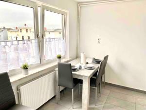 een eetkamer met een tafel en stoelen en een raam bij Citynahe 2-Zimmer Wohnung in Lübeck