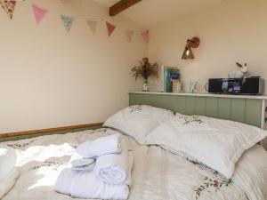 a room with a bed with towels on it at Tawny in Crediton