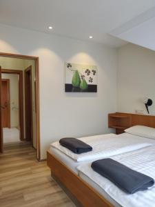 una camera da letto con un grande letto con asciugamani neri di Alt Reinsport a Piesport