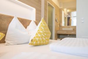 um quarto com uma cama com almofadas em PM-PremiumAPART Strassgang em Graz