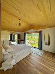 契拉勒的住宿－Villa Nar，一间卧室设有一张大床和一个大窗户
