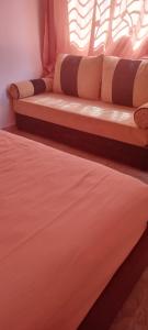 ムーレイ・ヤコブにあるDar abd essalamのベッド2台が隣同士に設置された部屋です。