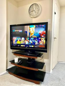 TV a/nebo společenská místnost v ubytování Cozy Private Room with Shared Bathroom on the 1st Floor - Conveniently Located near SeaTac Airport and Downtown