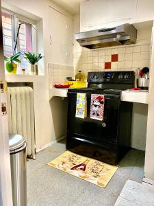 uma cozinha com um fogão preto numa cozinha em Private Room with Shared Bathroom on a Lower Level of a Big and Peaceful House em Seattle