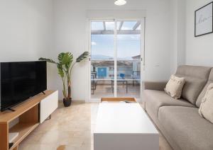 Televízia a/alebo spoločenská miestnosť v ubytovaní Small Oasis 2375 Sea View