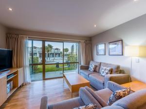 TV a/nebo společenská místnost v ubytování Oakridge Resort Lake Wanaka