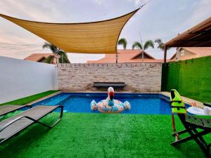 a pool with an inflatableigator in the middle of a house at SilverGold PoolVilla in Jomtien Beach