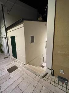 a garage with a green door on the side of a building at La Finestra Sul Porto in Termoli