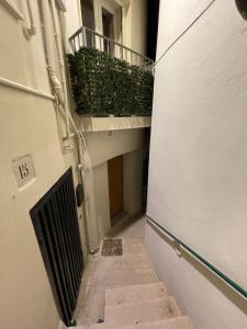 a small alley with a balcony and a door at La Finestra Sul Porto in Termoli