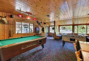 a billiard room with a pool table in a house at Strawberry Inn in Strawberry