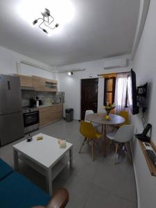 salon ze stołem i kuchnią w obiekcie Kapsala's family HOME w mieście Agios Ioannis Pelio
