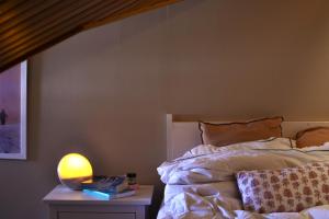 una camera con letto e tavolo con lampada di One-bedroom apartment in the center of Saariselkä a Saariselka