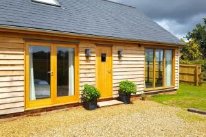 ein kleines Haus mit gelben Türen und Fenstern in der Unterkunft River Cottage - Stunning estuary views in Aldeburgh