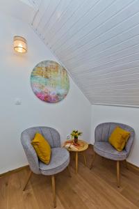 2 Stühle und ein Tisch in einem Zimmer in der Unterkunft *Beautiful, centrally located studio apartment* in Hvar