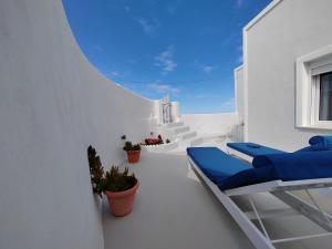 Balkón nebo terasa v ubytování White Swallow Suite Santorini