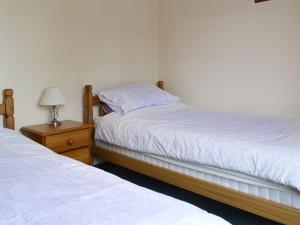 a bedroom with two beds and a lamp on a night stand at Stable Cottage 6 - Ukc3745 in Bawdeswell