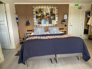 Postel nebo postele na pokoji v ubytování Skaftö Hotell Villa Lönndal, Grundsund