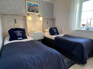 Postel nebo postele na pokoji v ubytování Skaftö Hotell Villa Lönndal, Grundsund