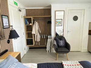 Postel nebo postele na pokoji v ubytování Skaftö Hotell Villa Lönndal, Grundsund