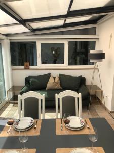 Posezení v ubytování Garden View Apartment
