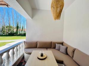 ein Wohnzimmer mit einem Sofa und einem Tisch in der Unterkunft Gazonia Family Estate in Skala