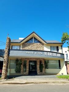 un edificio con un letrero que lee "Surf and Spa Vendbush" en Hotel Suite & Spa Verdesolaro en Villa Elisa