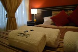 a hotel room with two towels on a bed at Hotel Suite & Spa Verdesolaro in Villa Elisa